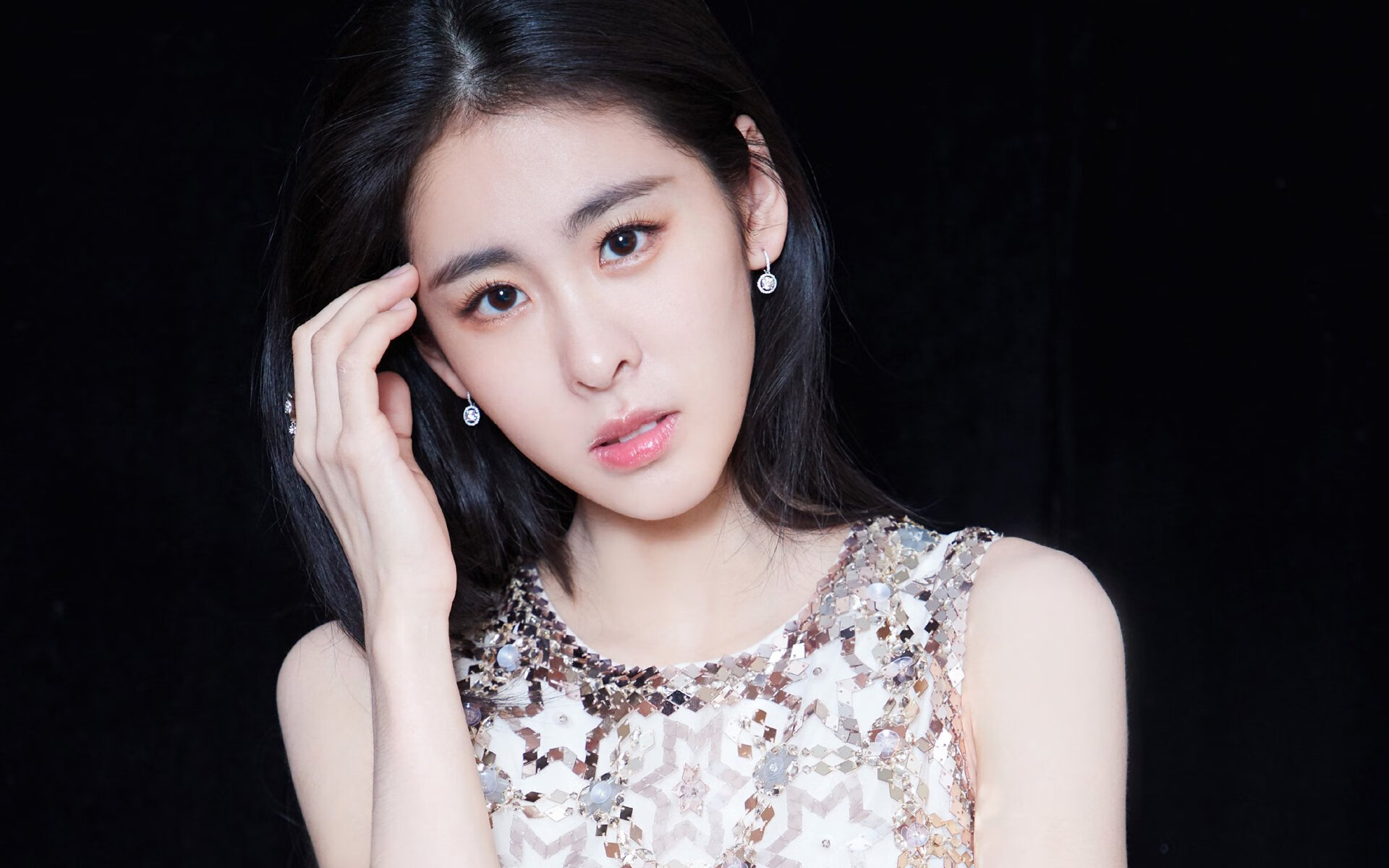 AYX体育官网-青年才俊在海外联赛锻炼后回归国家队表现亮眼